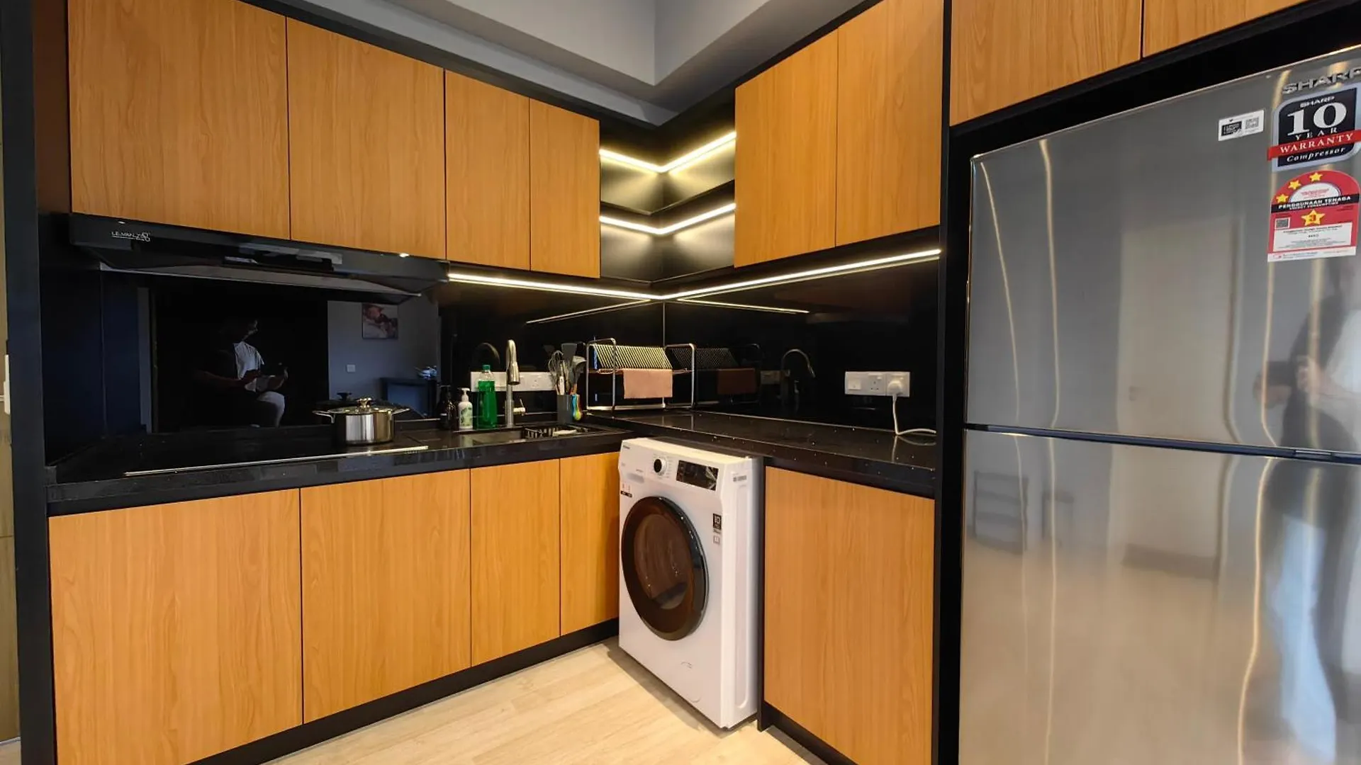 Apartament Revo Aurora Place, Pavilion 2, 5 Minutes To Axiata Arena Bukit Jalil Free Wifi By De Harlequins Guesthouse Kuala Lumpur