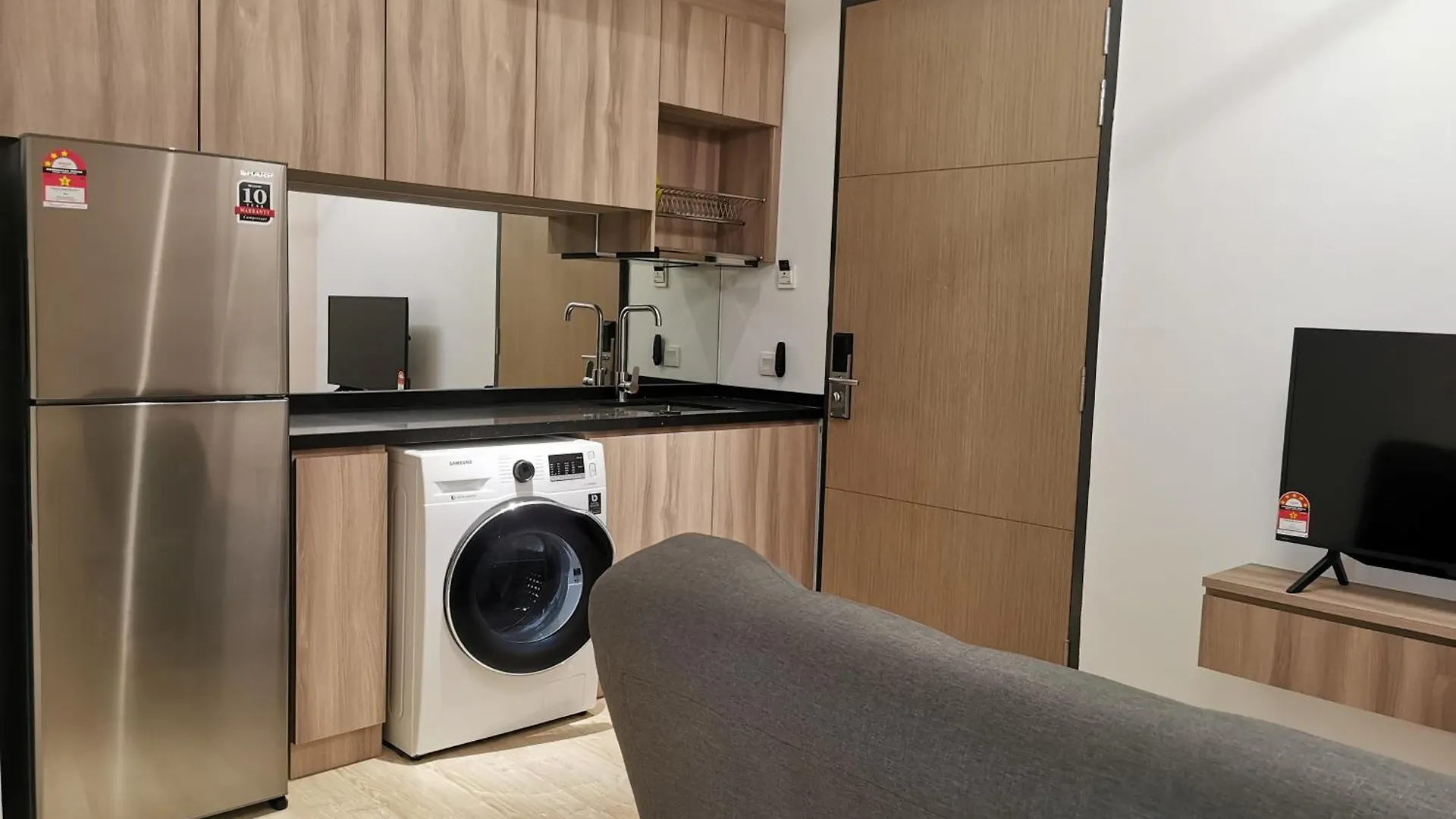 Apartament Revo Aurora Place, Pavilion 2, 5 Minutes To Axiata Arena Bukit Jalil Free Wifi By De Harlequins Guesthouse Kuala Lumpur